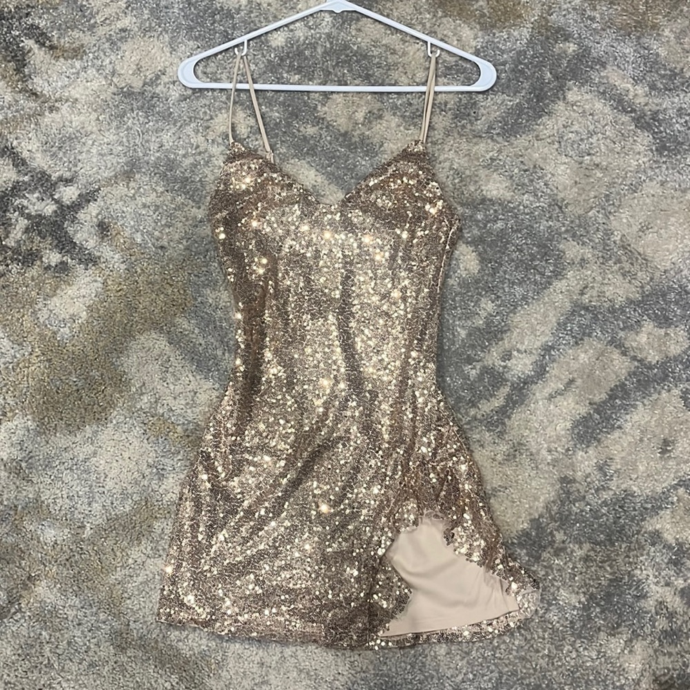 Lucy in the sky Themis Sequin V-Neck Dress in Gold size small